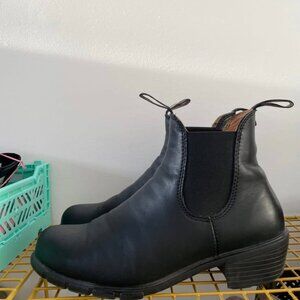 Black heeled Blundstones